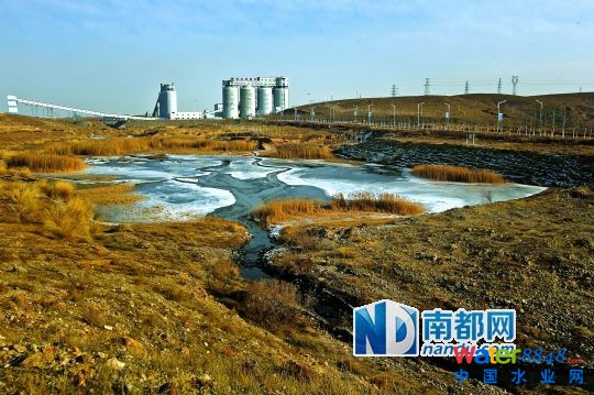 寧東基地神華寧煤清水營(yíng)煤礦外,礦井水晝夜不停地流淌出來(lái),形成一個(gè)污水湖。AⅢ02-03版攝影:南都記者 劉有志 寧東基地神華寧煤清水營(yíng)煤礦外,礦井水晝夜不停地流淌出來(lái),形成一個(gè)污水湖。AⅢ02-03版攝影:南都記者 劉有志