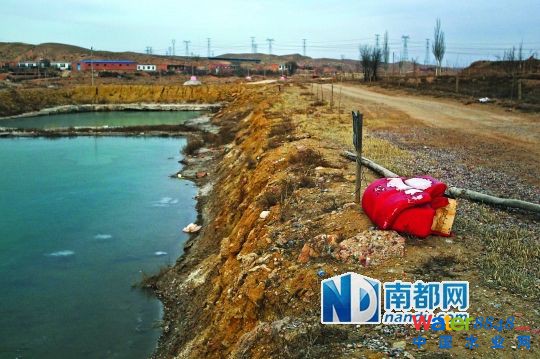 村民們將礦井污水囤起來(lái),變成了收費(fèi)釣魚(yú)塘。 村民們將礦井污水囤起來(lái),變成了收費(fèi)釣魚(yú)塘。