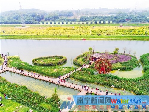 如今的那考河濕地公園清水潺潺、鳥語花香,各方游客絡繹不絕 記者 賴有光 攝