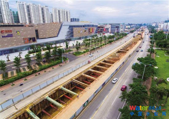 海口椰海大道,城市綜合管廊施工中。
